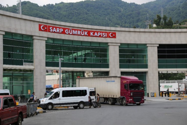 Sarp Sınır Kapısı'ndan 6 milyon 796 bin yolcu giriş-&ccedil;ıkış yaptı