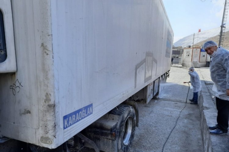 G&uuml;rbulak Sınır Kapısı'nda ara&ccedil;lar dezenfekte ediliyor