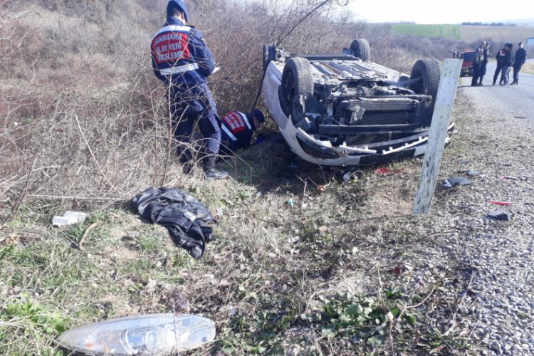 Ka&ccedil;ak g&ouml;&ccedil;menleri taşıyan ara&ccedil; kaza yaptı