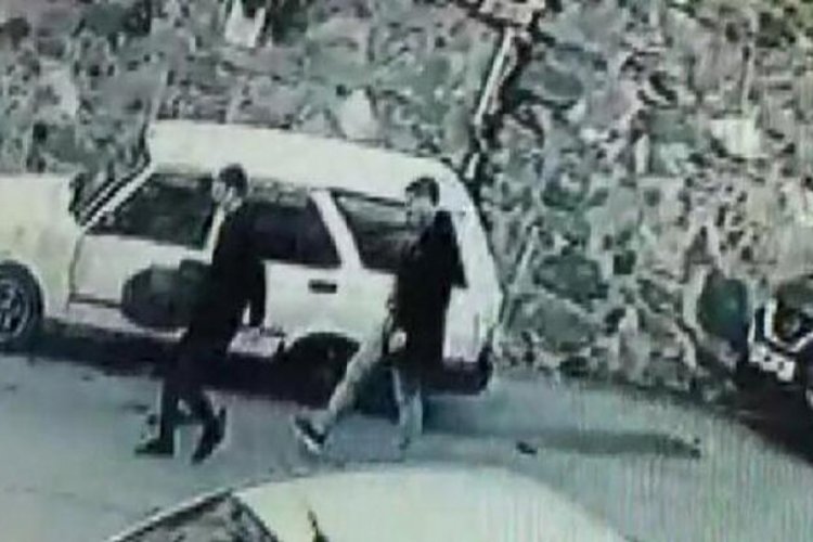 Lastiği patlayınca başka arabadan &ccedil;aldı