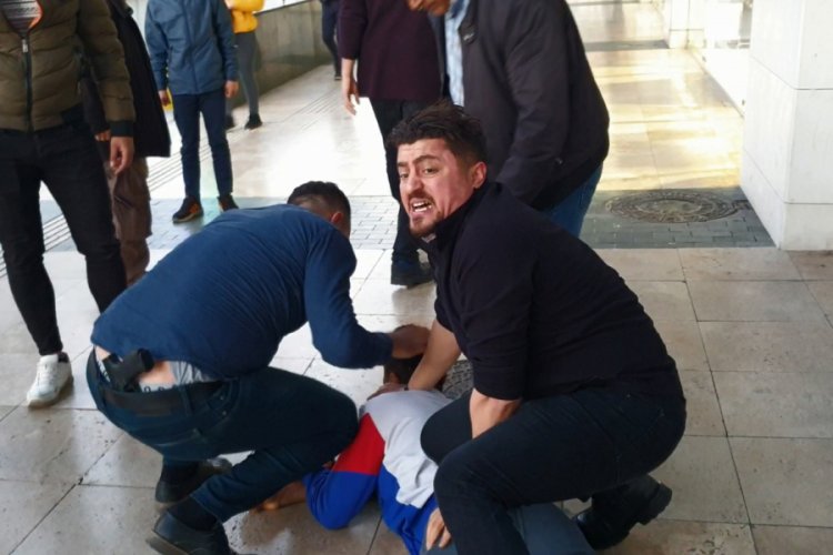 Polisten ka&ccedil;abilmek i&ccedil;in paraları sokağa sa&ccedil;tı