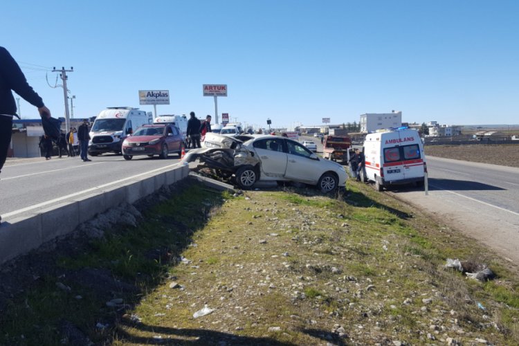 Yayalara yol vermek i&ccedil;in duran araca ambulans &ccedil;arptı
