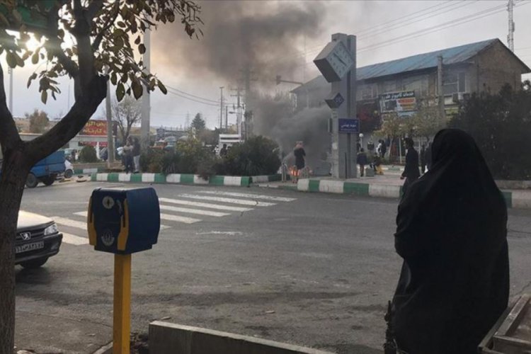 İran'da 'benzin zammı protestolarına katılan' anne ve oğluna 15 yıl hapis