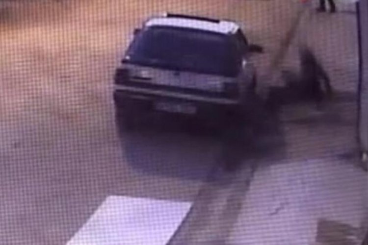 K&ouml;peklerden ka&ccedil;ayım derken otomobilin &uuml;zerinden d&uuml;şt&uuml;