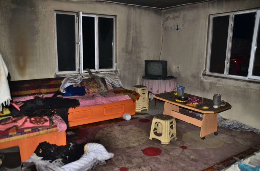 Komşularıyla camiye gitti, evi yandı