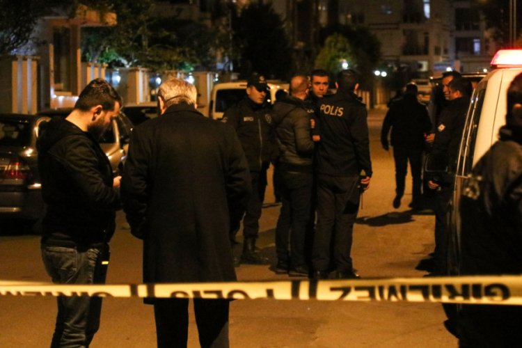Bı&ccedil;ak &ccedil;eken ş&uuml;pheliyi bek&ccedil;i karnından vurdu