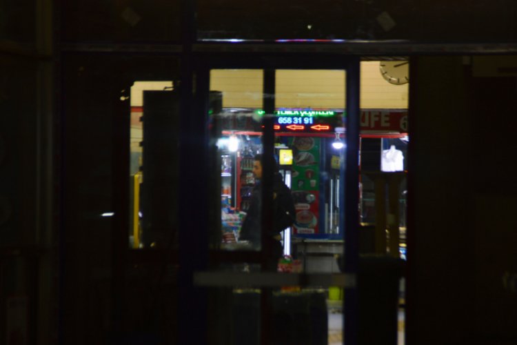Otogarda silahını aldığı polisi bacağından yaraladı