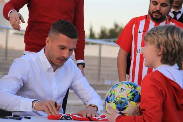 Antalyaspor'da Podolski i&ccedil;in imza g&uuml;n&uuml; etkinliği yapıldı