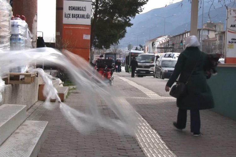 Bursa'da şiddetli lodos hayatı olumsuz etkiliyor