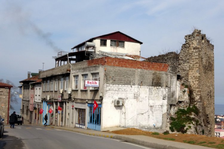 Trabzon Kalesi'nin surlarında yapılaşma