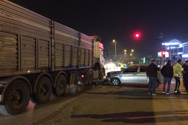 Bursa'da kontrolden &ccedil;ıkan otomobil anayola u&ccedil;up tıra &ccedil;arptı