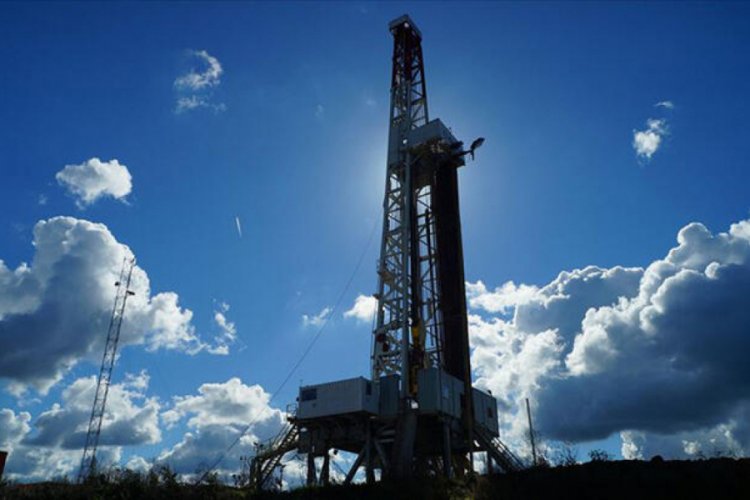 Brent petrol&uuml;n varili 51,95 dolar