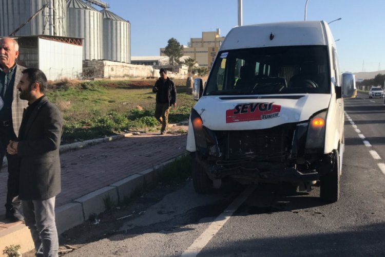 İki servis minib&uuml;s&uuml; &ccedil;arpıştı: 7 yaralı