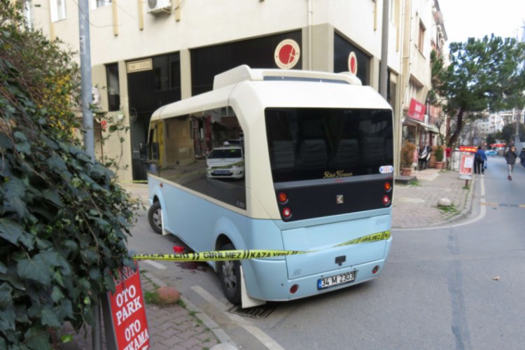 Minib&uuml;s&uuml;n &ccedil;arptığı yaşlı kadın &ouml;ld&uuml;