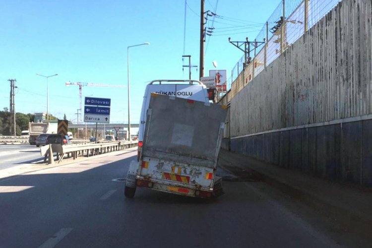 Minib&uuml;s&uuml;n &ccedil;ektiği tek tekerlekli r&ouml;morkla trafikte ilerledi