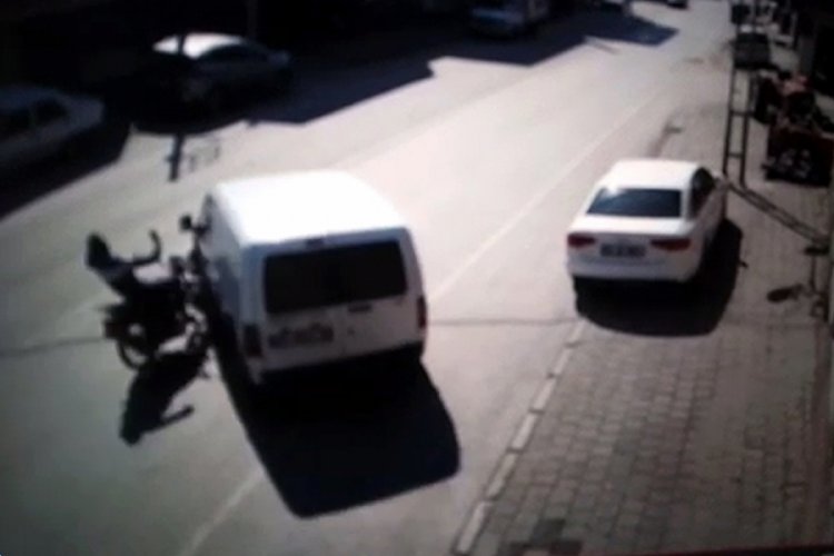 Motosiklet s&uuml;r&uuml;c&uuml;s&uuml;n&uuml;n &ouml;ld&uuml;ğ&uuml; kaza kamerada