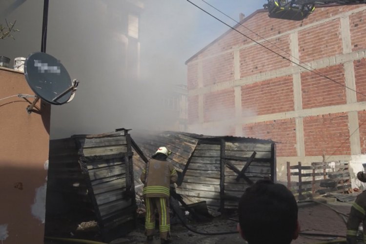 Barakada &ccedil;ıkan yangın yandaki binaya sı&ccedil;radı