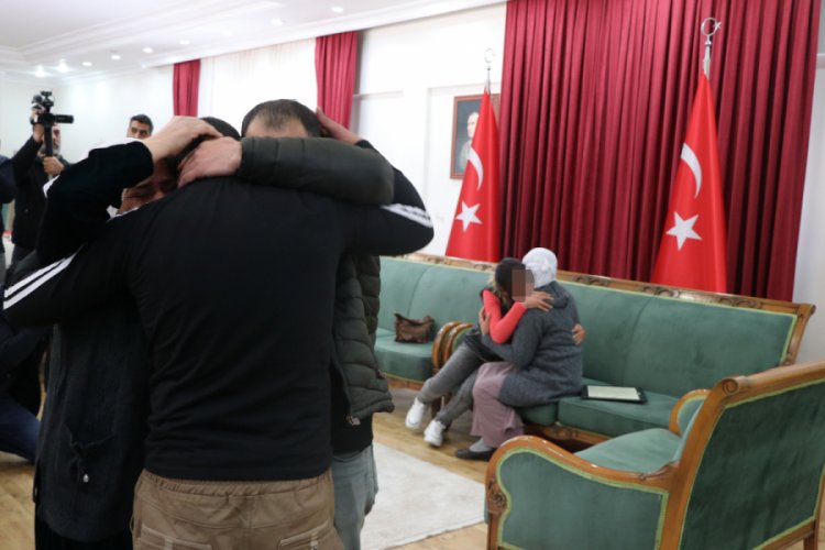 HDP &ouml;n&uuml;ndeki 2 aile daha evladına kavuştu