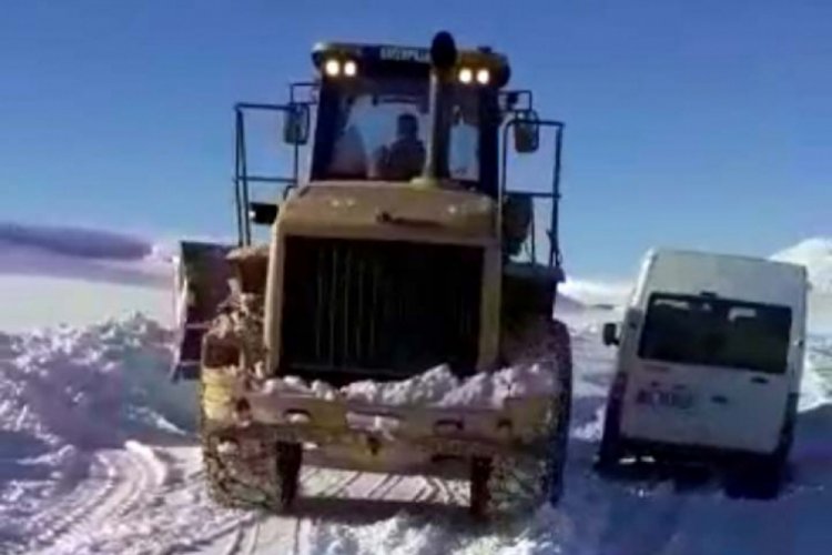 Mahsur kalan hasta ve yakınlarını karla m&uuml;cadele ekipleri kurtardı