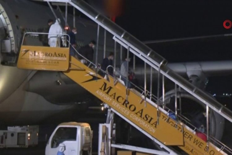 Karantina gemisinden tahliye edilen Filipinliler &uuml;lkesine d&ouml;nd&uuml;