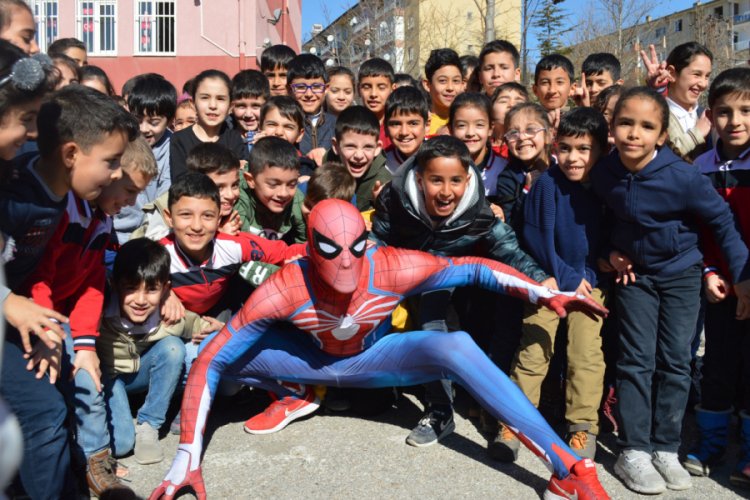 '&Ouml;r&uuml;mcek Adam' depremzede &ccedil;ocukları eğlendirdi