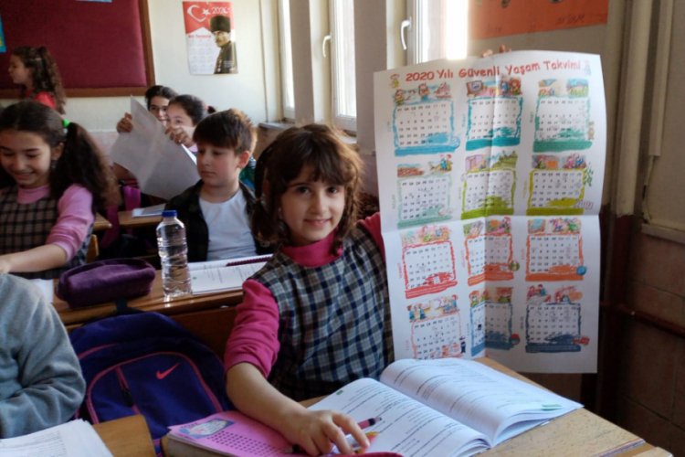 Bursa İneg&ouml;l'de Kızılay yetkililerinden &ouml;ğrencilere "depremzedelere yardım" teşekk&uuml;r&uuml;