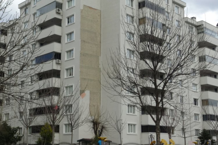 Bursa'da lodos apartmanın dış cephesini s&ouml;kt&uuml;
