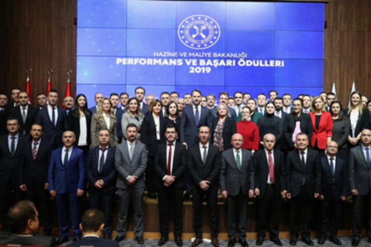 Bakan Albayrak'tan "Performans ve Başarı &Ouml;d&uuml;lleri" paylaşımı