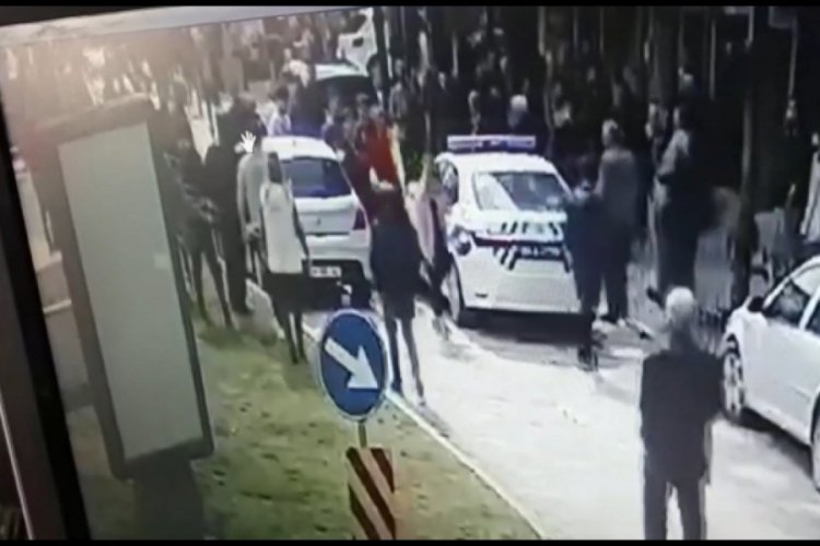 Annesine &ccedil;arpan otomobile saldırdı!