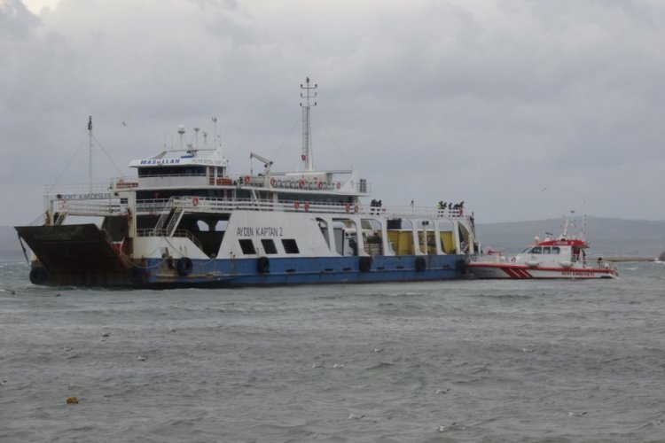 &Ccedil;anakkale'de karaya oturan feribottan 4 kişi tahliye edildi