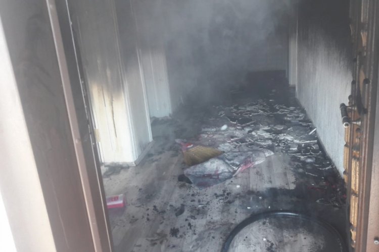 Evde &ccedil;ıkan yangında 4 kişi dumandan etkilendi