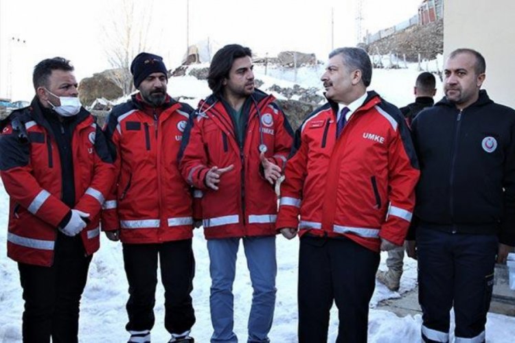 Bakan Koca, Van'da depremden etkilenen mahalleyi ziyaret etti