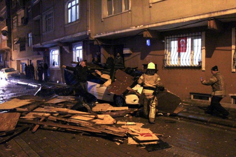 &Ccedil;atı otomobilin &uuml;zerine d&uuml;şt&uuml;