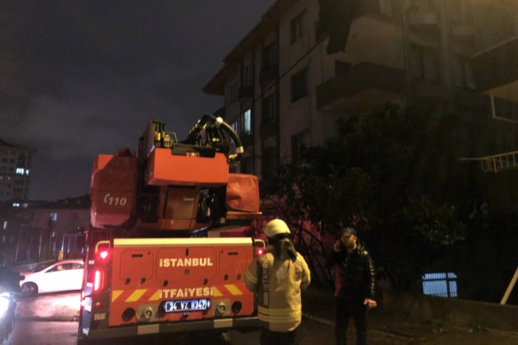 Şiddetli r&uuml;zgarda u&ccedil;an &ccedil;atı par&ccedil;ası başka bir binaya &ccedil;arptı