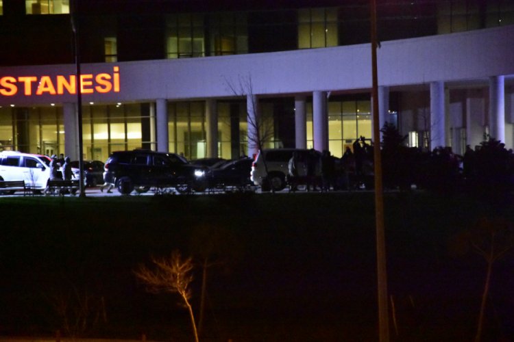 Akar, İdlib'de yaralanan askerleri ziyaret etti