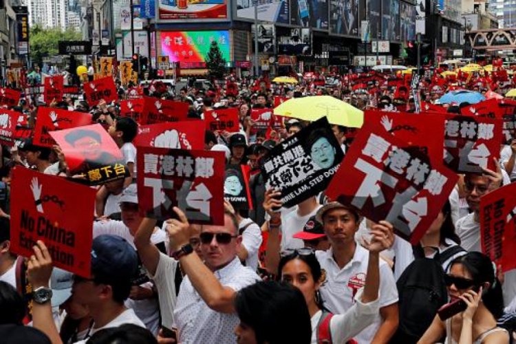 Hong Kong'da h&uuml;k&uuml;met karşıtı g&ouml;sterilere karışan muhaliflere g&ouml;zaltı