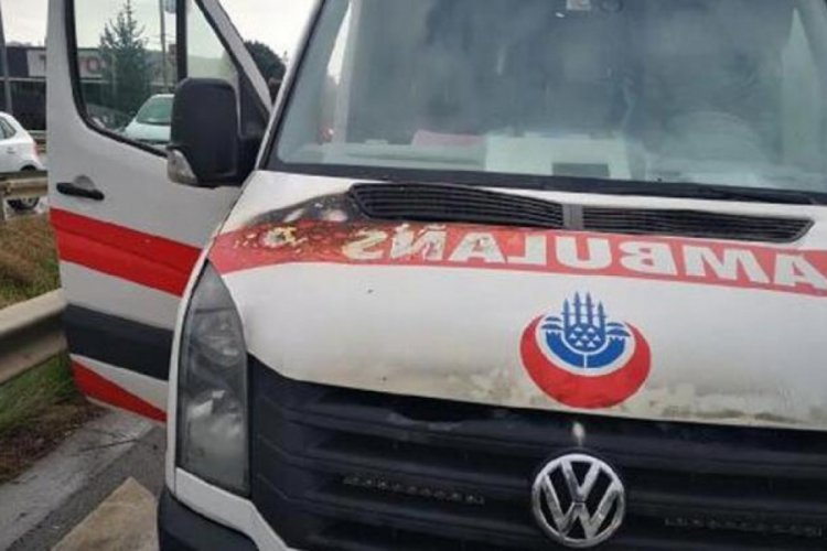 Ambulans yol ortasında yandı
