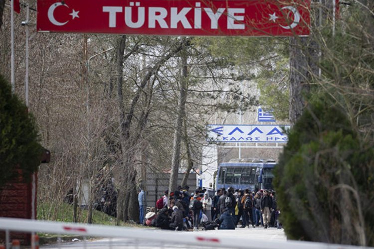 Yunanistan Pazarkule sınır kapısını otob&uuml;sle kapattı