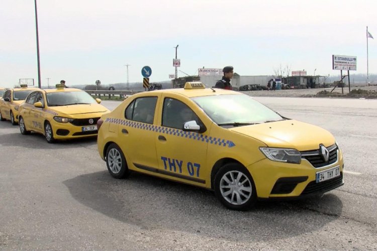 G&ouml;&ccedil;menler taksilerle Edirne'ye ilerliyor