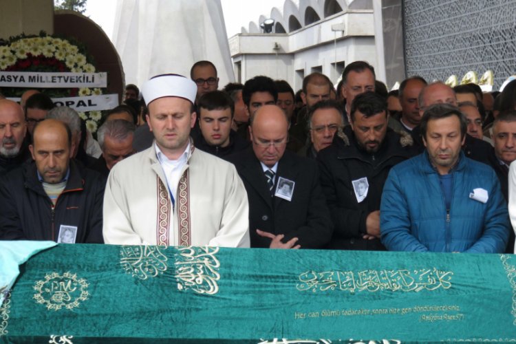 Minib&uuml;s&uuml;n &ccedil;arpması sonucu &ouml;len yaşlı kadın toprağa verildi