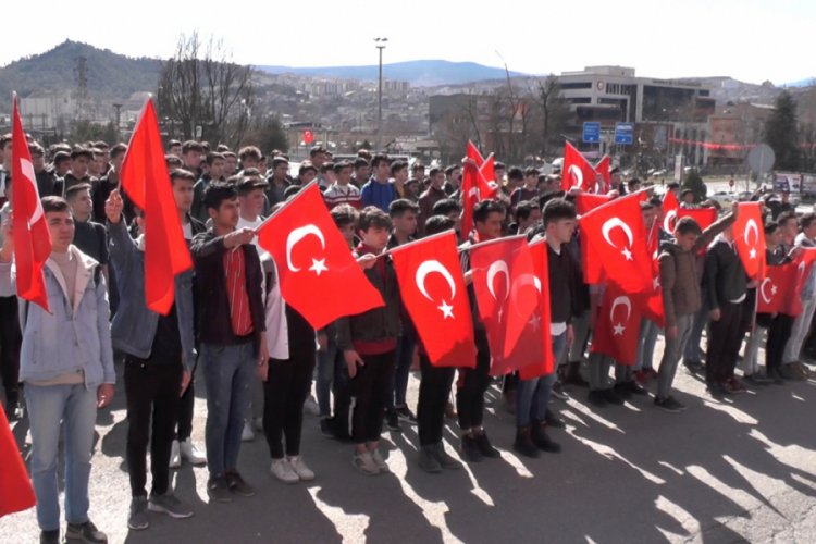 Karab&uuml;k'te liseliler şehitler i&ccedil;in y&uuml;r&uuml;d&uuml;