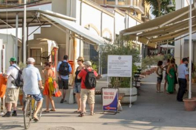 Kıbrıs'ta, Covid-19 nedeniyle kuzey ve g&uuml;ney sınırları kapatıldı
