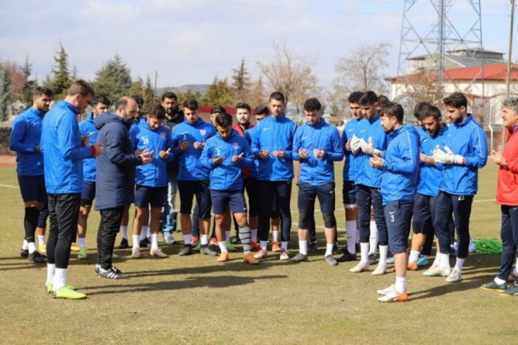Futbolculardan antrenman &ouml;ncesi Mehmet&ccedil;ik i&ccedil;in dua