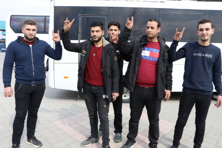 &Uuml;lkelerine gitmek i&ccedil;in otogara gelen Suriyeli gen&ccedil;ler tekbir getirdi