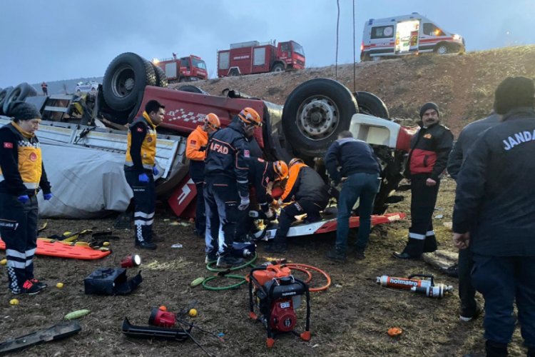 Tır kazasında baba kurutuldu ancak oğlu &ouml;ld&uuml;