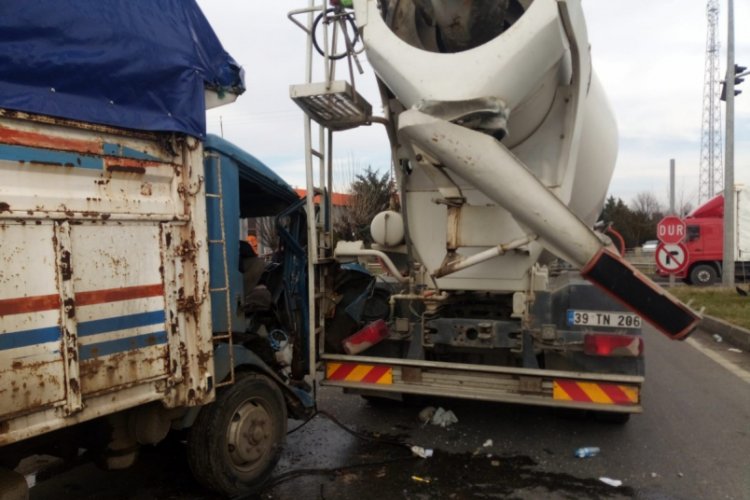 Kamyonetle beton mikseri &ccedil;arpıştı