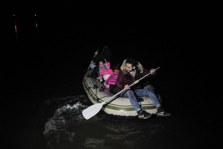 G&ouml;&ccedil;menlerin gece karanlığında Avrupa'ya ge&ccedil;işleri s&uuml;r&uuml;yor