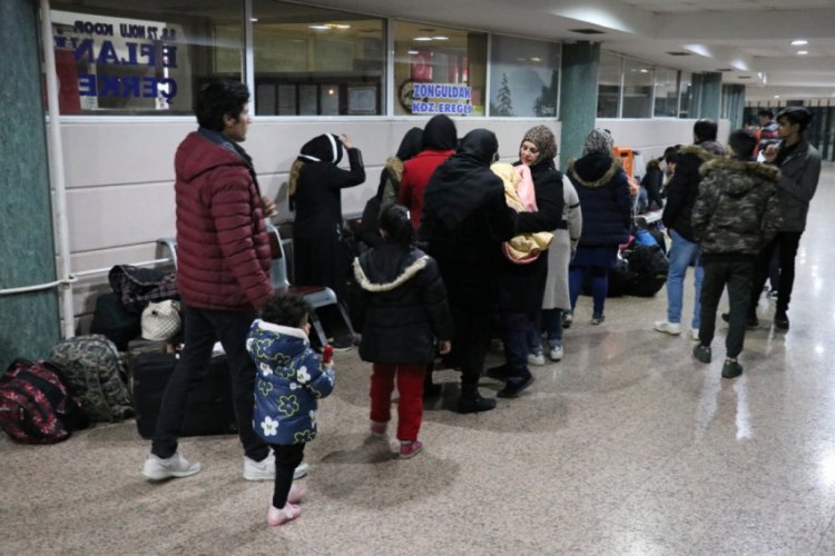 Karab&uuml;k'ten m&uuml;lteci akını yola &ccedil;ıktı