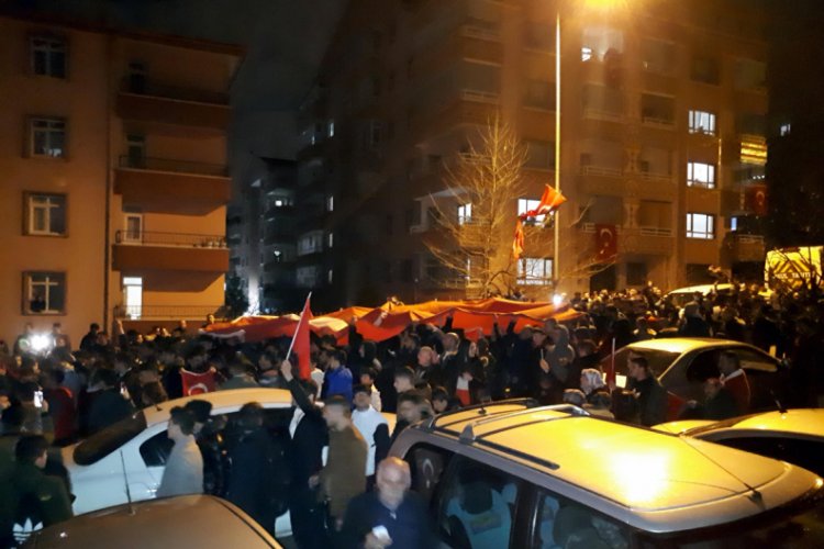 Binlerce Ankaralı şehit evinin &ouml;n&uuml;nde toplanarak 'İstiklal Marşı' okudu