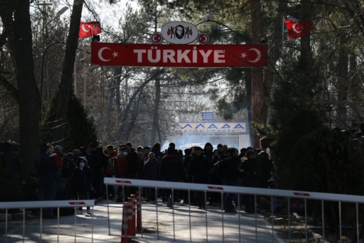 Yunanistan sınıra jiletli telle barikat kurdu